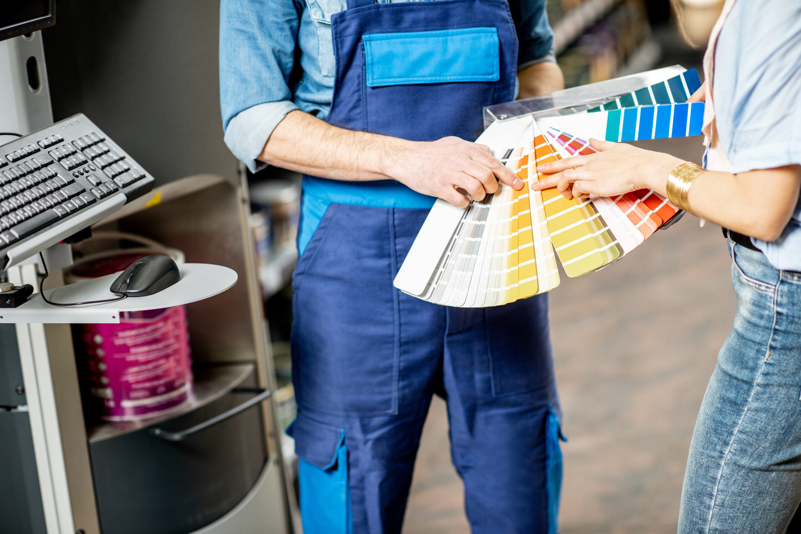 Choosing paints in the building shop mezczyzna i kobieta patrza na probnik kolorow